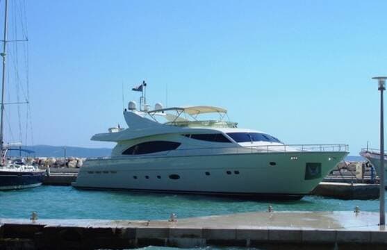 Ferretti Yachts 880